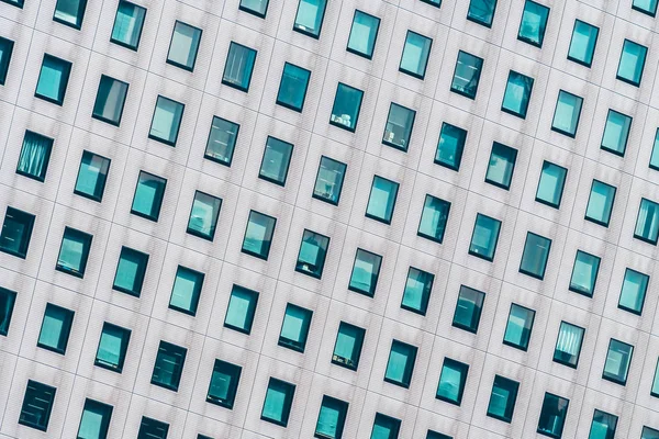 Edifício exterior bonito com texturas padrão de janela de vidro — Fotografia de Stock