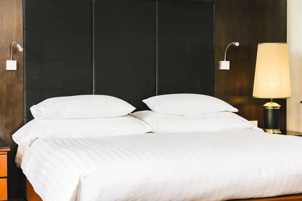 Gyönyörű luxus kényelmes, fehér párna és takaró az ágyon esze — Stock Fotó