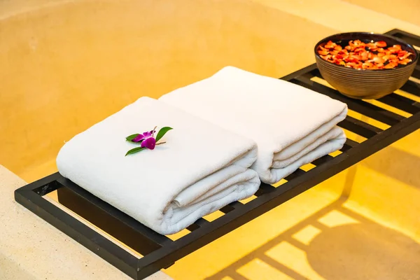 Biały ręcznik z kwiatem na relaks w spa — Zdjęcie stockowe