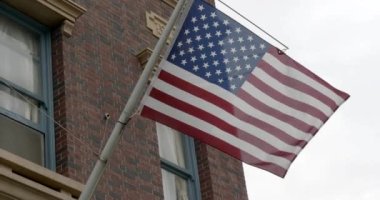 Bina duvarında dalgalanan ABD bayrağının yakın çekim görüntüleri.