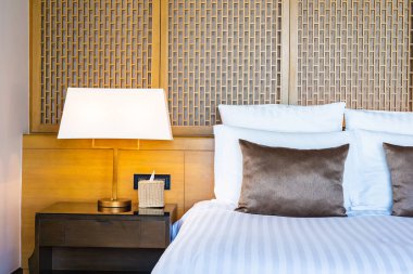 Yatak ve battaniye üzerinde güzel lüks rahat beyaz yastık Dec