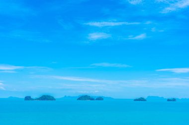 Ada ve beyaz bulut ile güzel açık deniz okyanus manzarası 