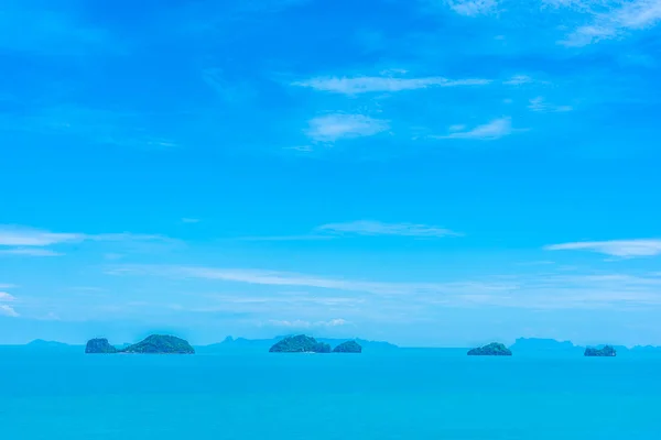 Beautiful outdoor sea ocean view with island and white cloud on — Stock Photo, Image