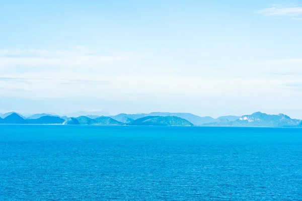 Красивый открытый океан с белым облаком голубого неба вокруг остроумия — стоковое фото