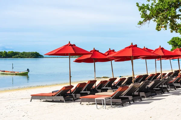 Şemsiye sandalye ile güzel açık tropikal plaj deniz Okyanusu — Stok fotoğraf