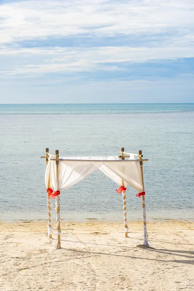 Όμορφη εξωτερική τροπική παραλία θάλασσα ωκεανός με καρέκλα ομπρέλα ένα — Φωτογραφία Αρχείου