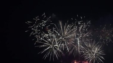 Gece gökyüzünde patlayan havai fişeklerin yakın çekim görüntüleri.