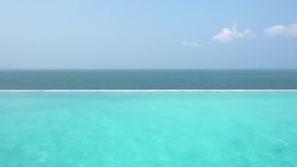 Filmagem Tranquila Piscina Vazia Hotel Resort — Vídeo de Stock