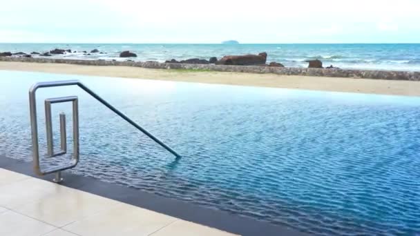 Imágenes Tranquilas Piscina Vacía Hotel Resort — Vídeo de stock