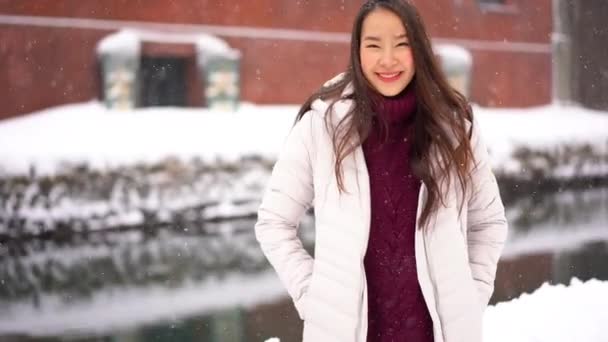 Optagelser Smuk Asiatisk Kvinde Vinterjakke Ser Kameraet Snefald – Stock-video