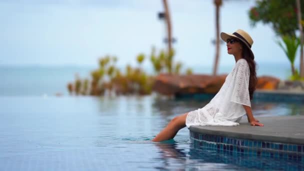 Imagens Bela Mulher Asiática Relaxante Piscina Hotel — Vídeo de Stock