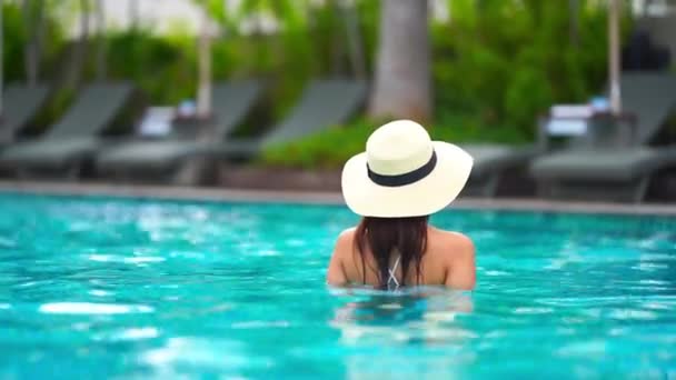 Footage Beautiful Asian Woman Relaxing Pool Hotel — Stock Video