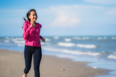 Portre güzel genç Asyalı kadın çalışan ve t üzerinde egzersiz