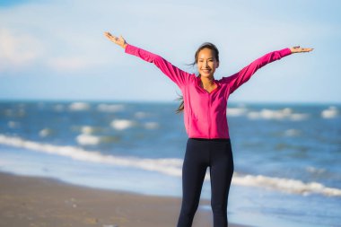 Portre güzel genç Asyalı kadın çalışan ve t üzerinde egzersiz