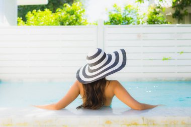 Asyalı kız mutlu gülümsemek güzel genç kadın portre dinlenmek