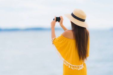 Portre güzel Asyalı kadın gülümsemek mutlu boş şapka giymek