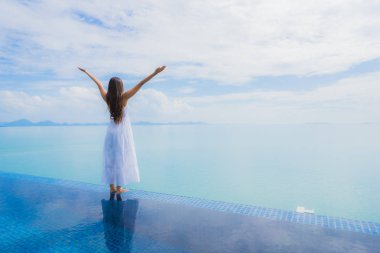 Portre genç asyalı kadın yüzme kaka etrafında mutlu gülümseme dinlenmek