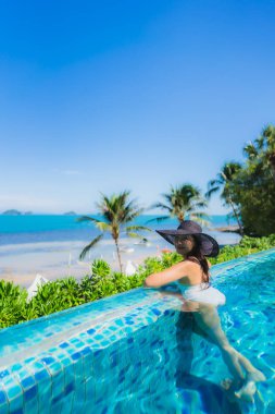 Portre güzel genç Asyalı kadın lüks açık SWI rahatlayın