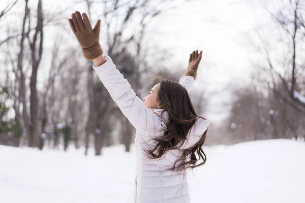 Bela jovem ásia mulher sorrindo feliz para viagem no neve ganhar — Fotografia de Stock