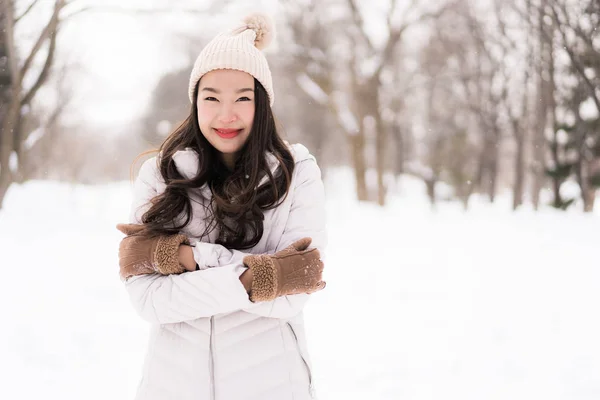 Bela jovem ásia mulher sorrindo feliz para viagem no neve ganhar — Fotografia de Stock