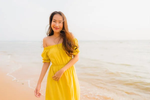 Portre güzel genç Asyalı kadın yürüyüş üzerinde plaj ve deniz o — Stok fotoğraf