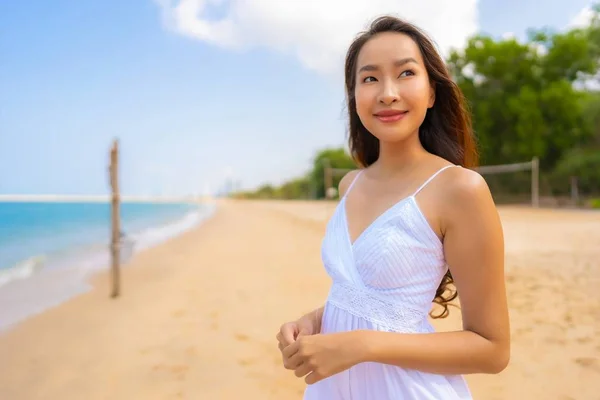 Portrét krásné mladé Asijské žena šťastný úsměv volného času na — Stock fotografie