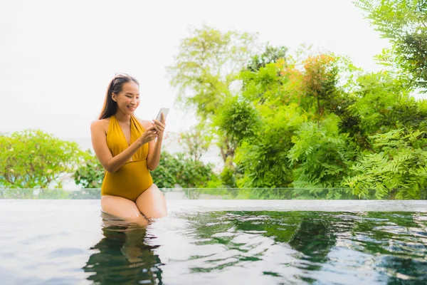 Porträt schöne junge asiatische Frau mit Handy oder Handy — Stockfoto