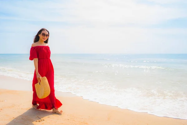 Portrait beautiful young asian woman on the beach and sea — Stock Photo, Image