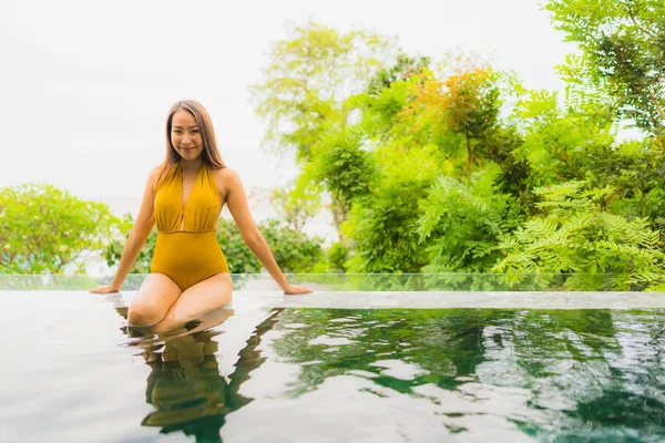 Portrét krásná mladá asijská žena relaxovat volný čas v plavání — Stock fotografie