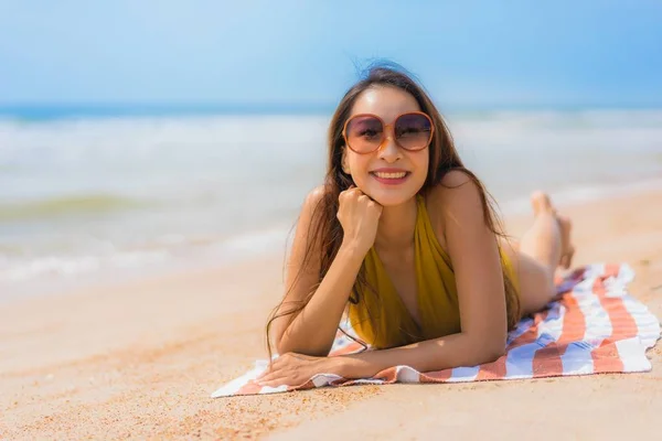 Portret mooie jonge Aziatische vrouw glimlach gelukkig op het strand een — Stockfoto