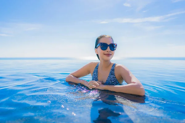 Retrato bonito jovem asiático mulher sorriso feliz relaxar em torno de sw — Fotografia de Stock