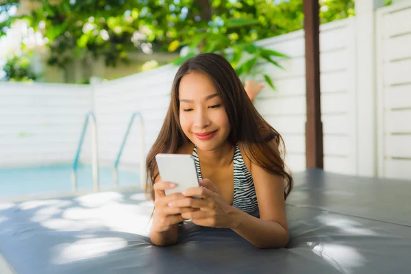 Портрет красивая молодая азиатка счастливая улыбка говорить мобильный фо — стоковое фото