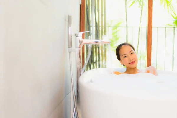 Portrait jeune belle femme asiatique prendre un bain dans la baignoire — Photo