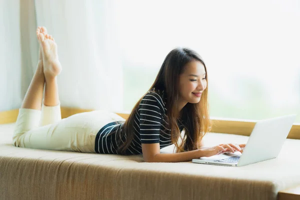 Retrato hermosa joven asiática mujer usando computadora portátil o —  Fotos de Stock