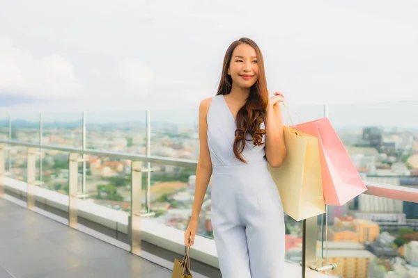 Portret mooie jonge Aziatische vrouw gelukkig en glimlach met winkelcentrum — Stockfoto