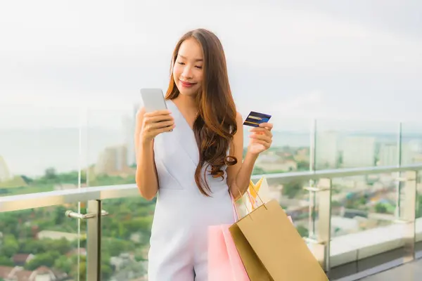 Retrato hermosa joven asiática mujer feliz y sonrisa con crédito — Foto de Stock