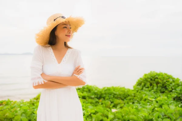 Retrato bela mulher asiática usar chapéu com sorriso feliz lazer — Fotografia de Stock