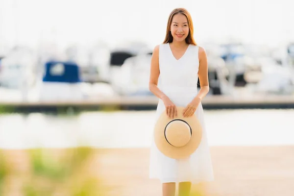 Retrato hermosa joven asiático mujer ocio sonrisa feliz relajarse un — Foto de Stock