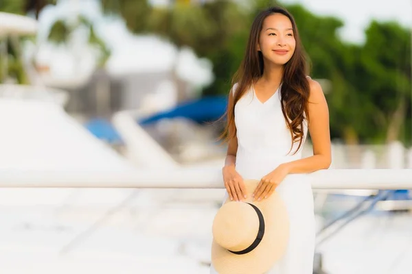 Porträt schöne junge asiatische Frau Freizeit Lächeln glücklich entspannen ein — Stockfoto