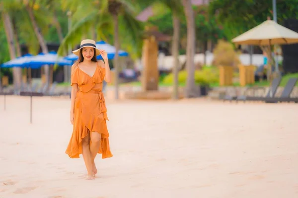 Portret mooie jonge Aziatische vrouw Happy Smile Relax op de be — Stockfoto