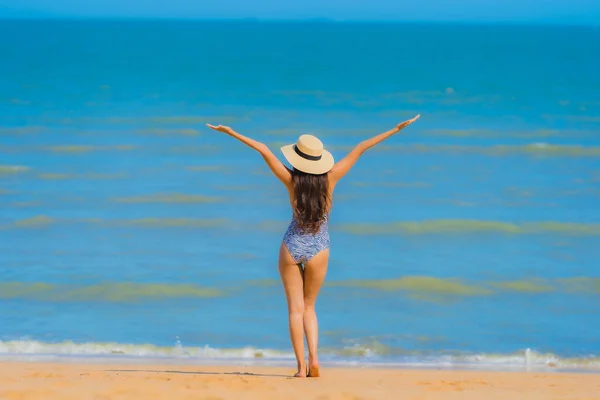 Retrato bonito jovem asiático mulher feliz sorriso relaxar no tr — Fotografia de Stock