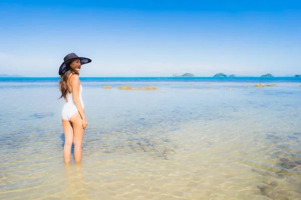 Retrato bonito jovem asiático mulher olhando mar praia oceano para — Fotografia de Stock