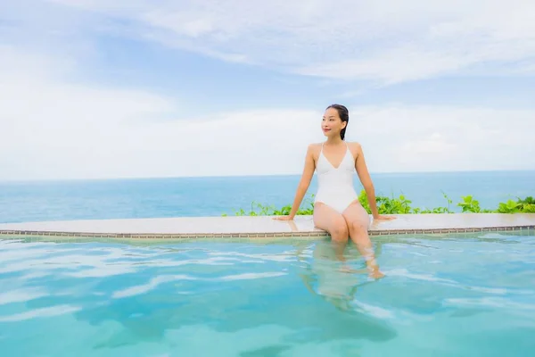 Portret jonge Aziatische vrouw ontspannen glimlach gelukkig rond buiten zwemmen — Stockfoto