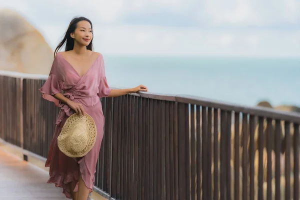 Portré gyönyörű fiatal ázsiai nő keres tengeri strand óceán — Stock Fotó