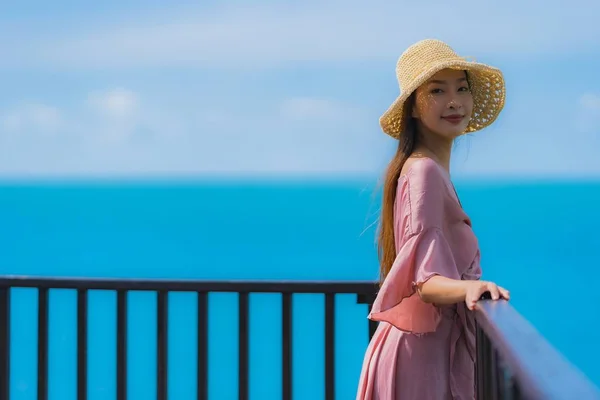 Retrato bonito jovem asiático mulher olhando mar praia oceano para — Fotografia de Stock