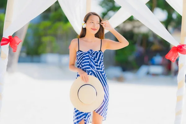 Portræt ung asiatisk kvinde smile glad omkring strand hav wi - Stock-foto