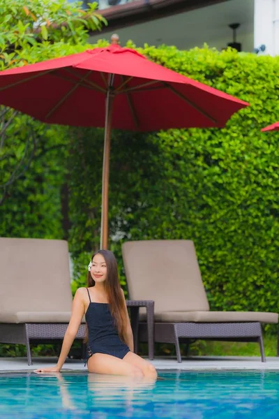 Retrato joven asiático mujer relax sonrisa feliz alrededor al aire libre nadar —  Fotos de Stock