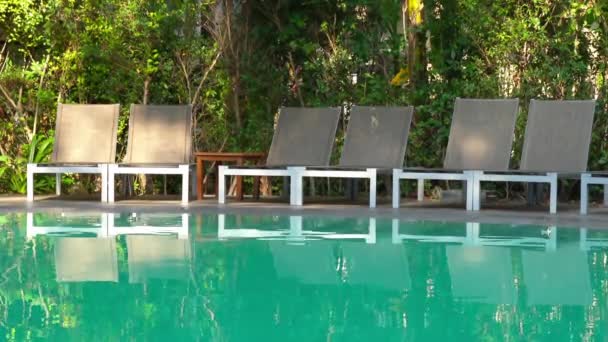 Images tranquilles de piscine vide à l'hôtel resort