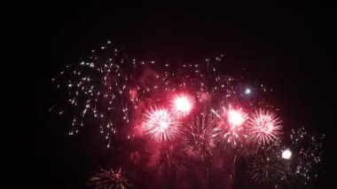 Gece gökyüzünde patlayan havai fişeklerin yakın çekim görüntüleri.