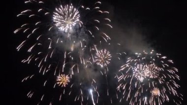 Gece gökyüzünde patlayan havai fişeklerin yakın çekim görüntüleri.